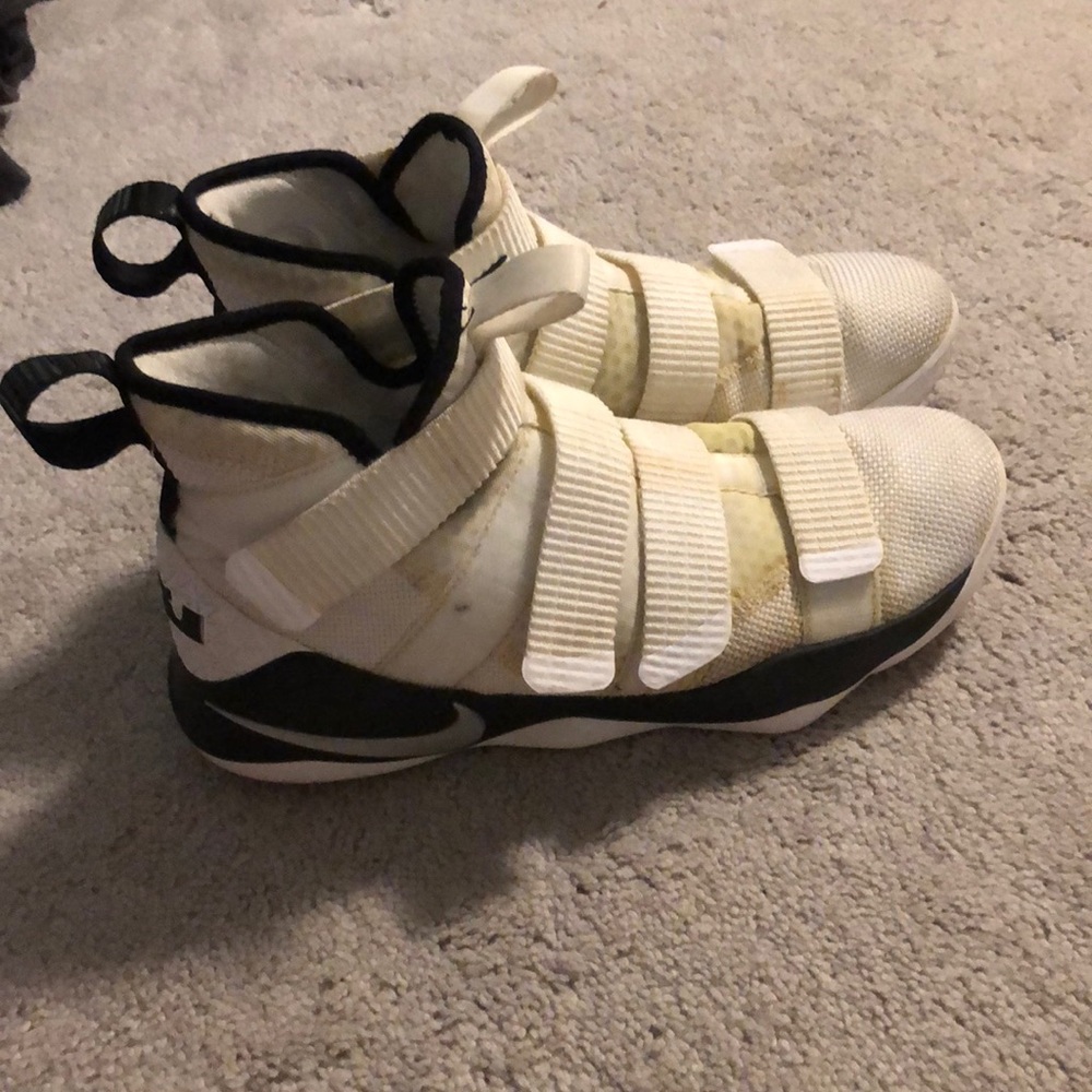 Nike Men’s Lebron soldier 11’s white/black